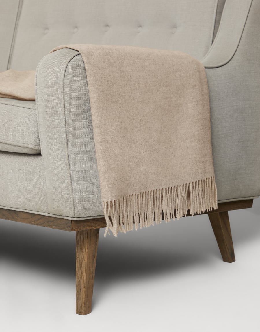 Cashmere double cloth lightweight throw Beige Lifestyle - Brunello Cucinelli