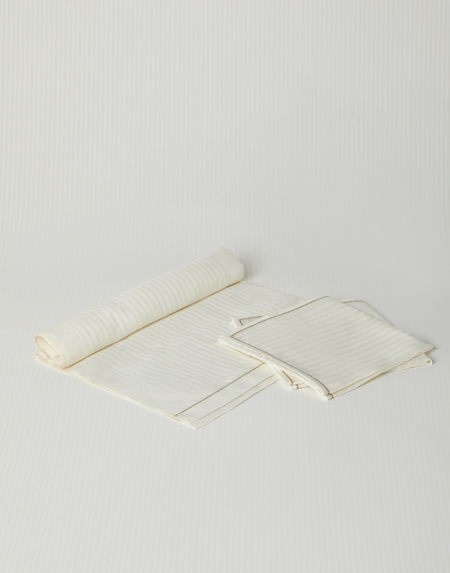 “Winter in White” 桌旗和餐巾