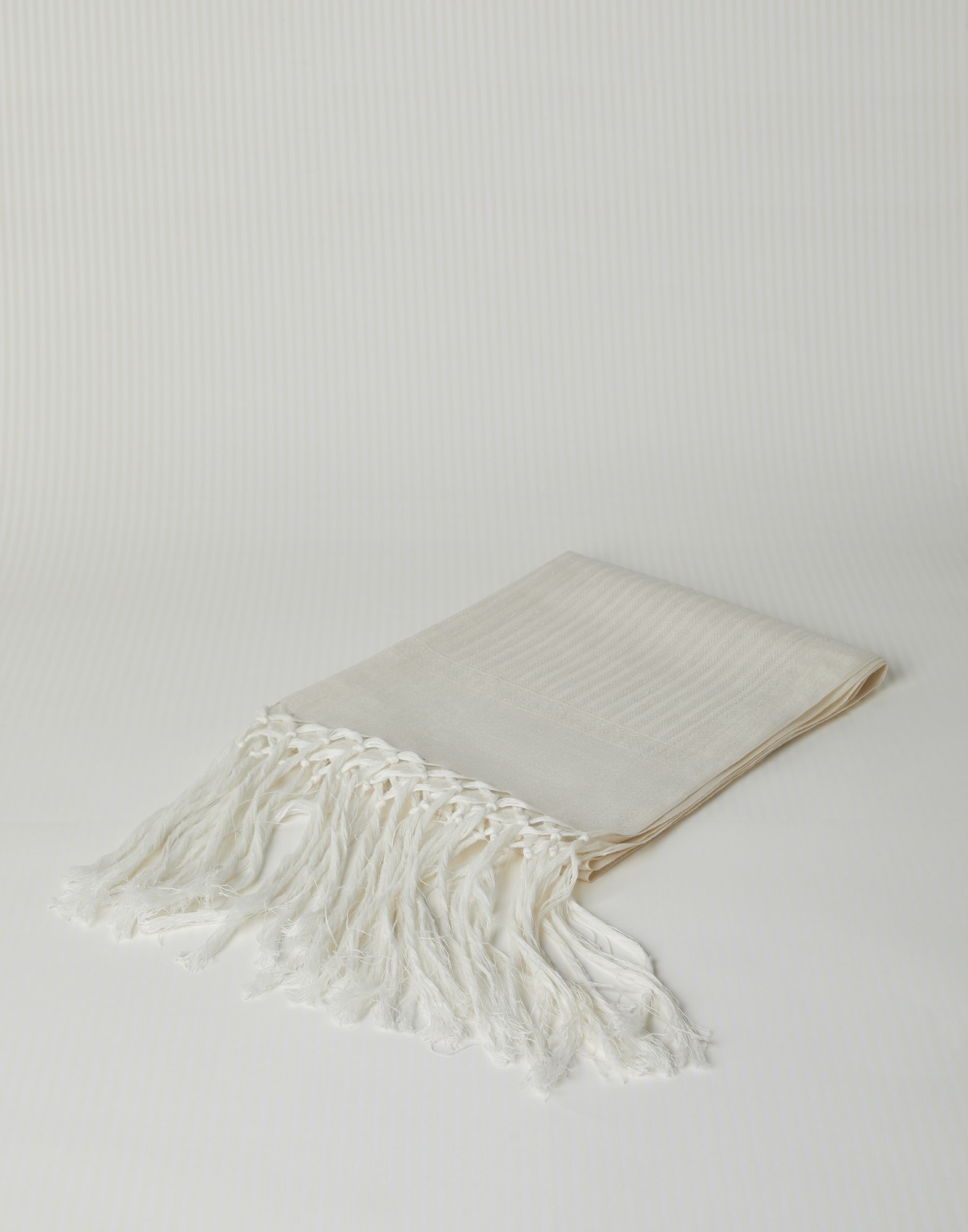“Winter in White” 亚麻和羊绒混纺毛巾
