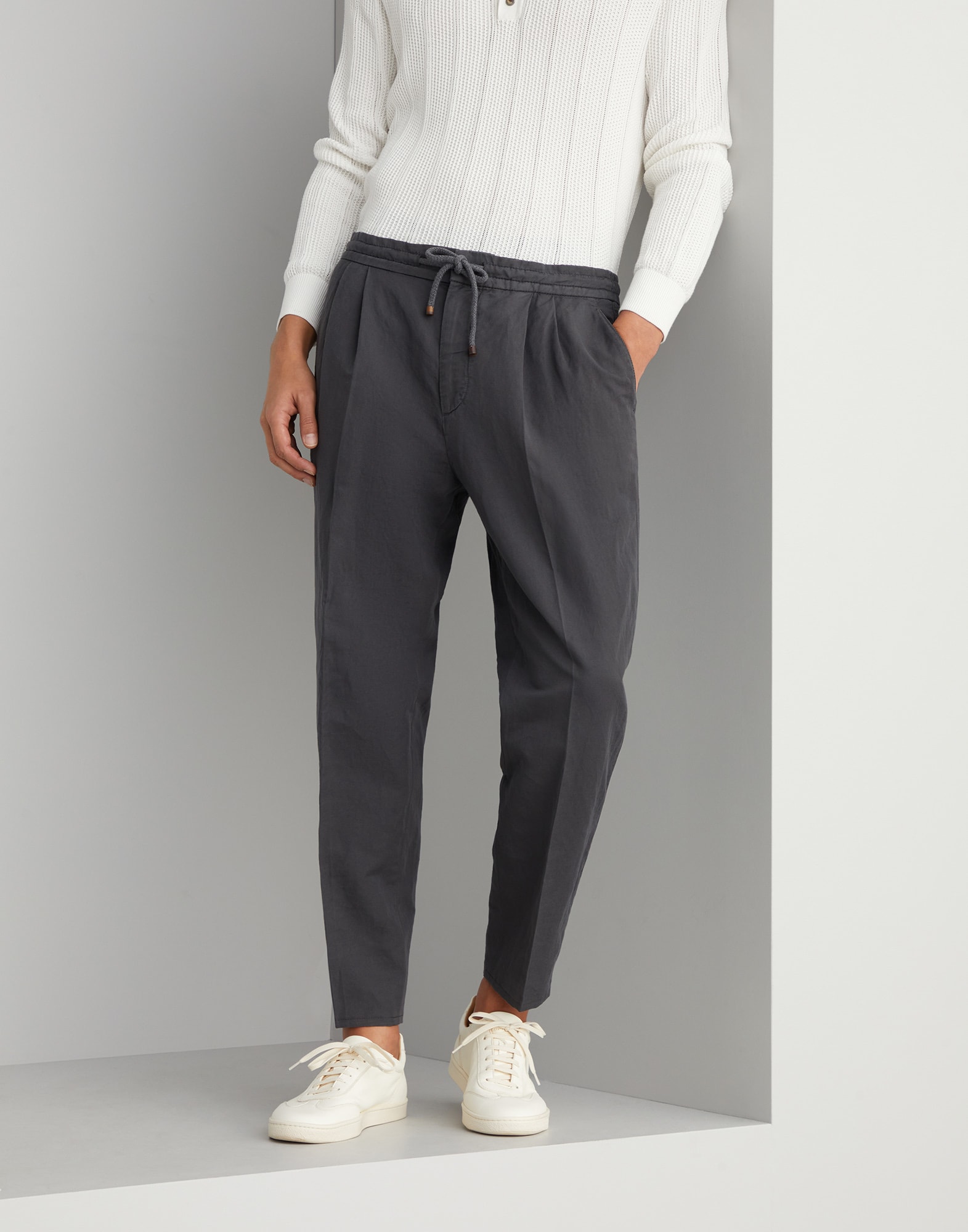 Leisure fit trousers with drawstring