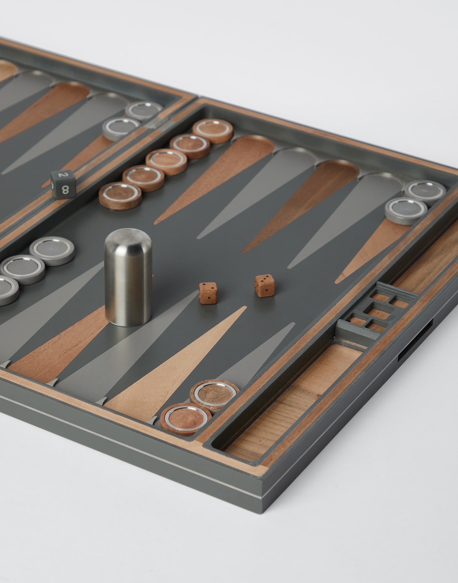 Set Backgammon Gris Oscuro Lifestyle - Brunello Cucinelli