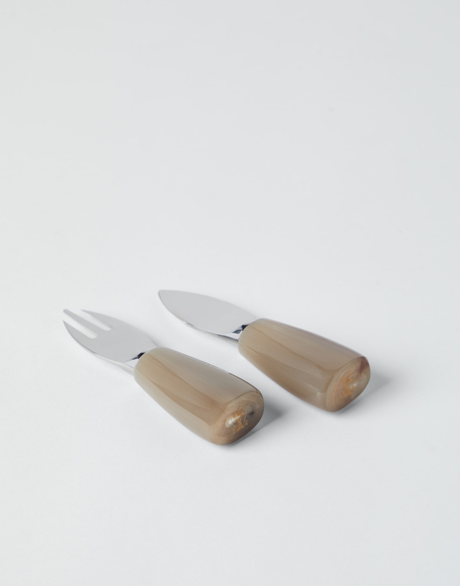 2-piece cheese cutlery set Natural Horn Lifestyle - Brunello Cucinelli