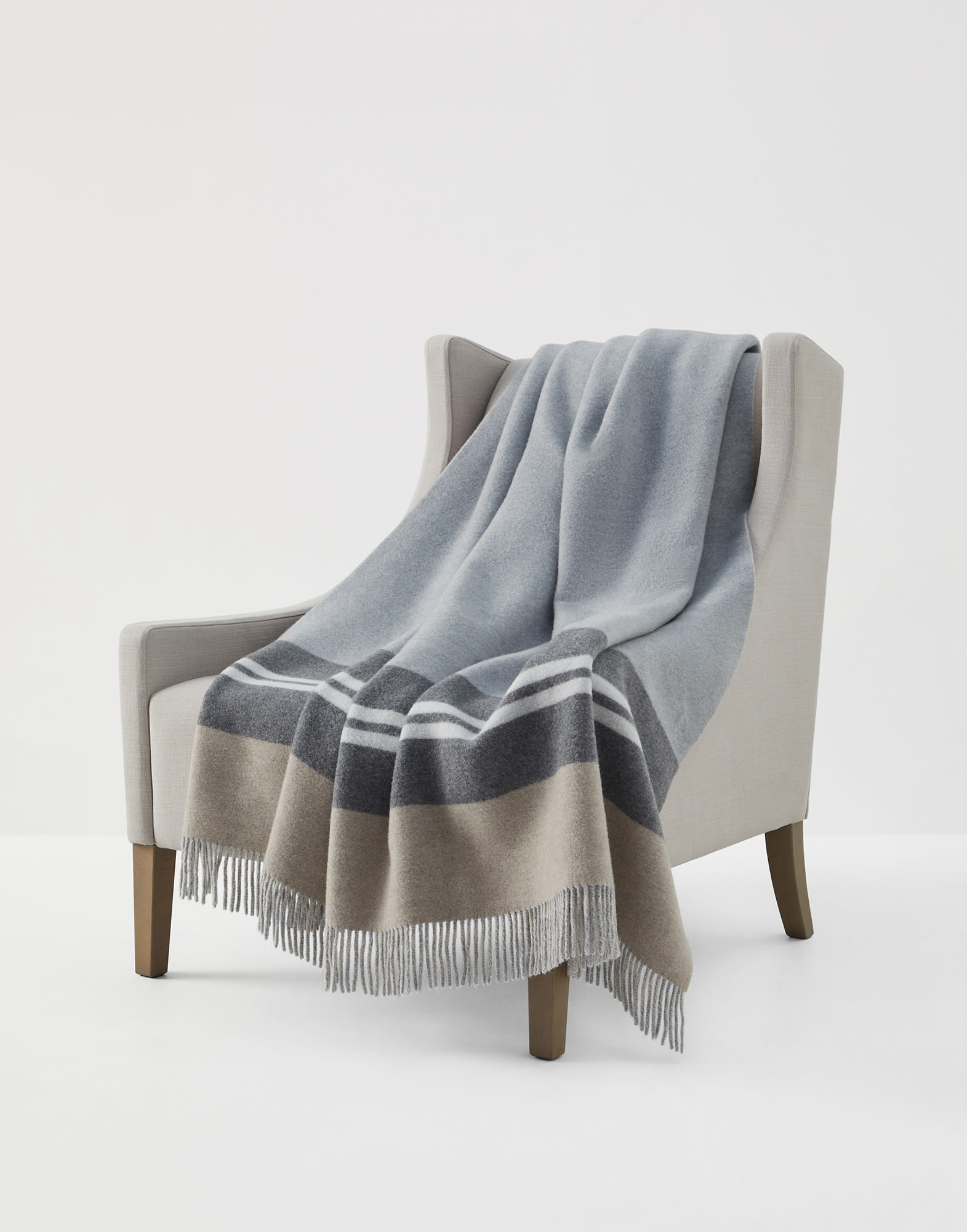 Cashmere double cloth throw Medium Grey Lifestyle - Brunello Cucinelli