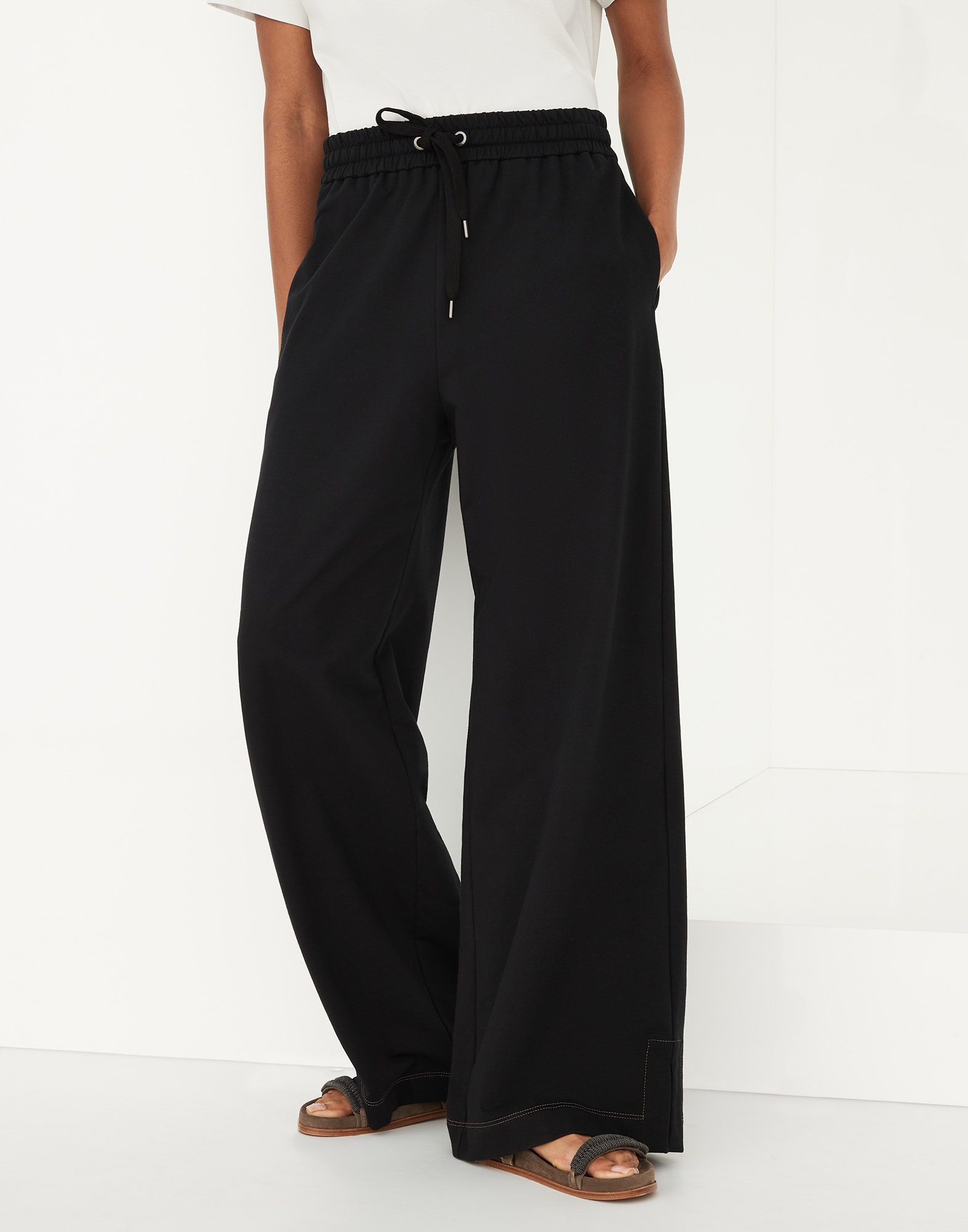 Trousers with monili