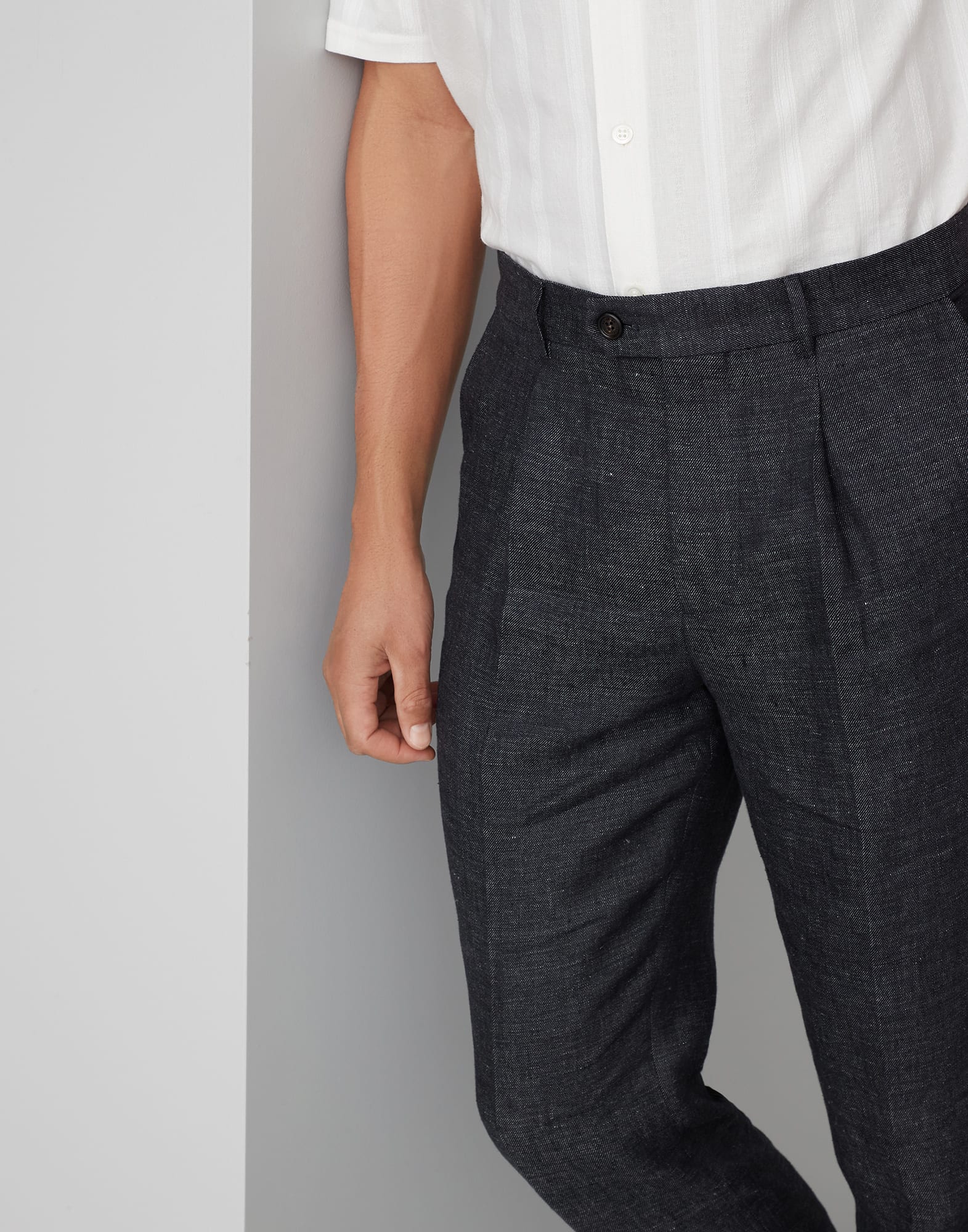 Leisure fit trousers with pleats (241MS498L00H) for Man | Brunello ...
