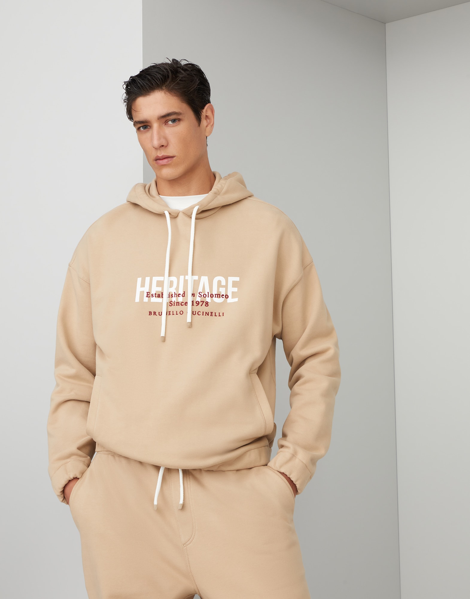 Sweatshirt with hood and graphic