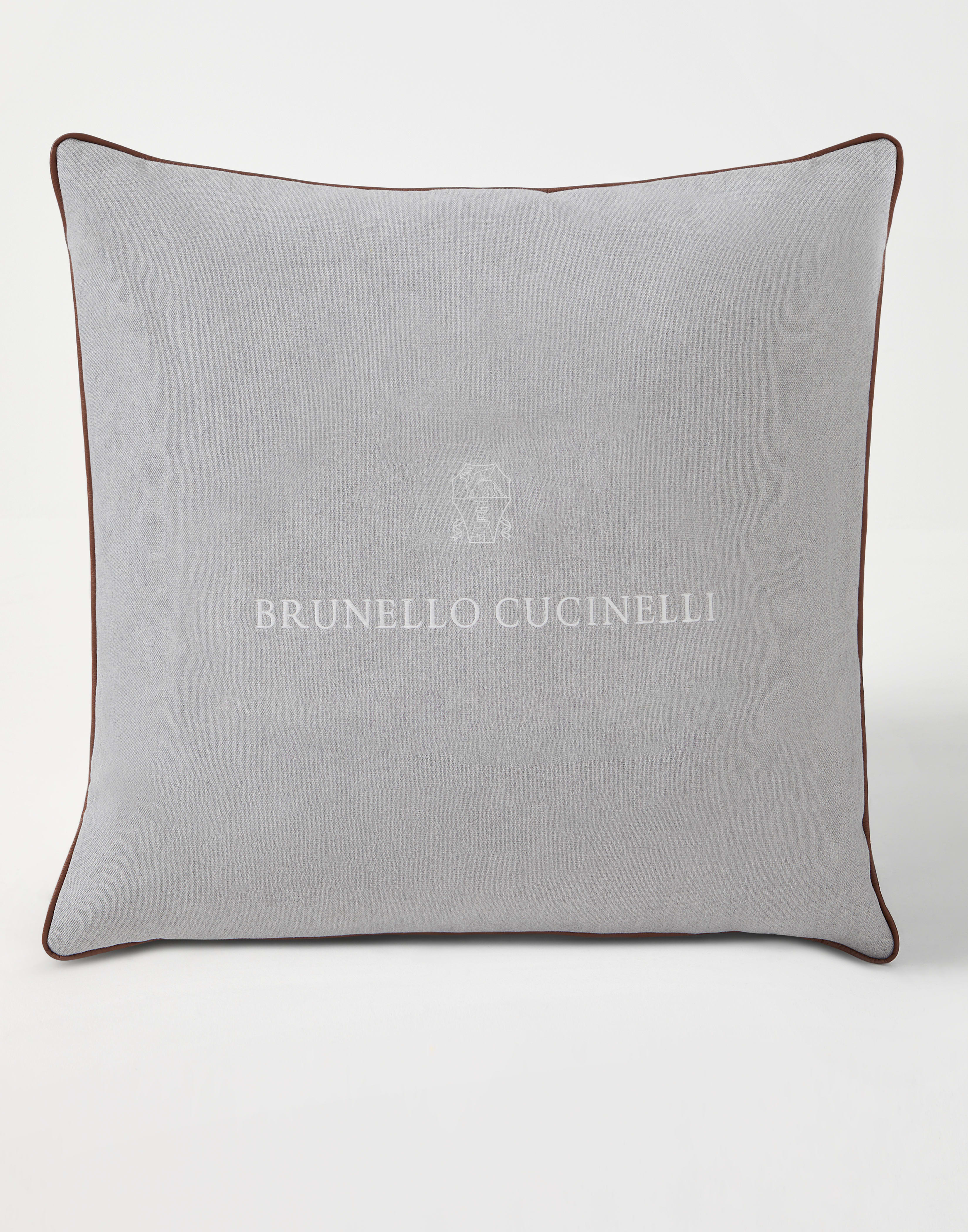 Cojín Maxi de lona Gris Lifestyle - Brunello Cucinelli