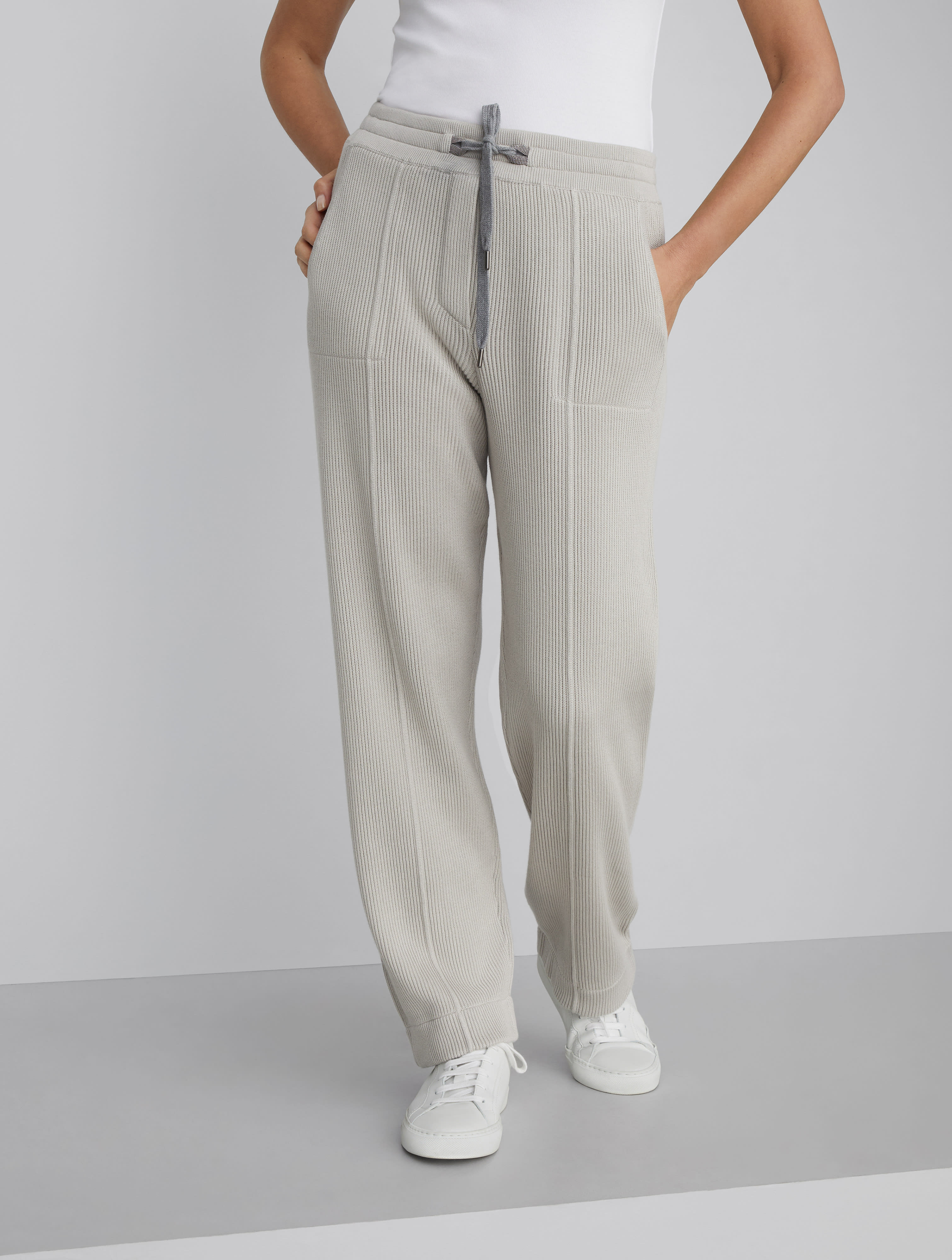 Trousers with monili