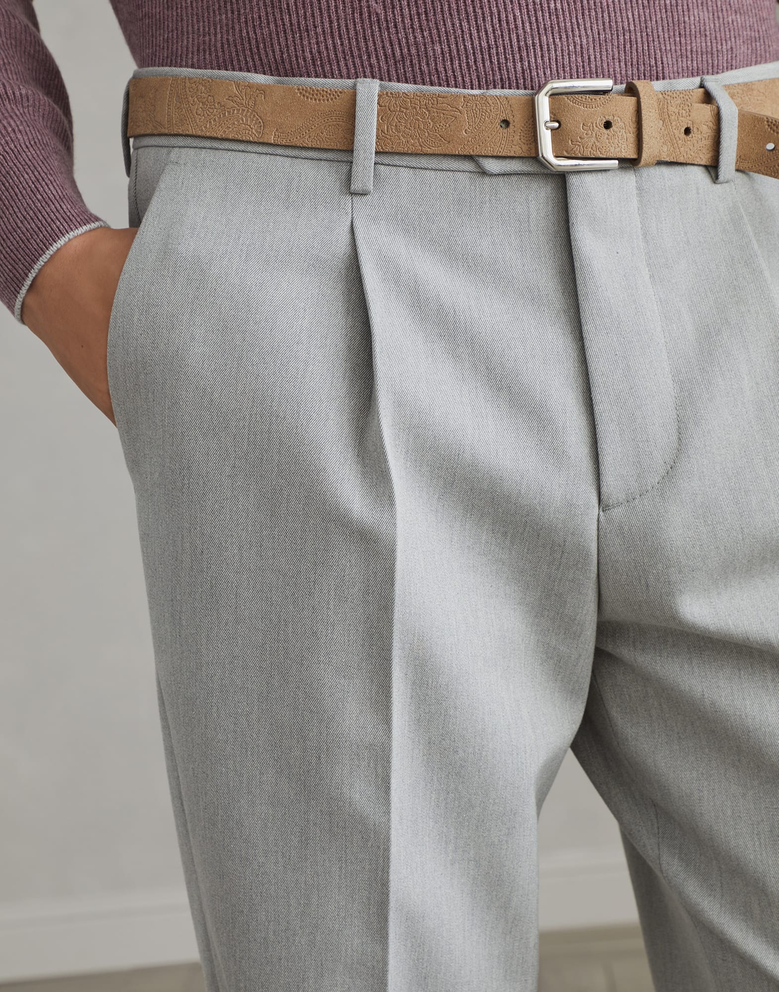Leisure fit trousers with pleats (242ME262E1450C7186) for