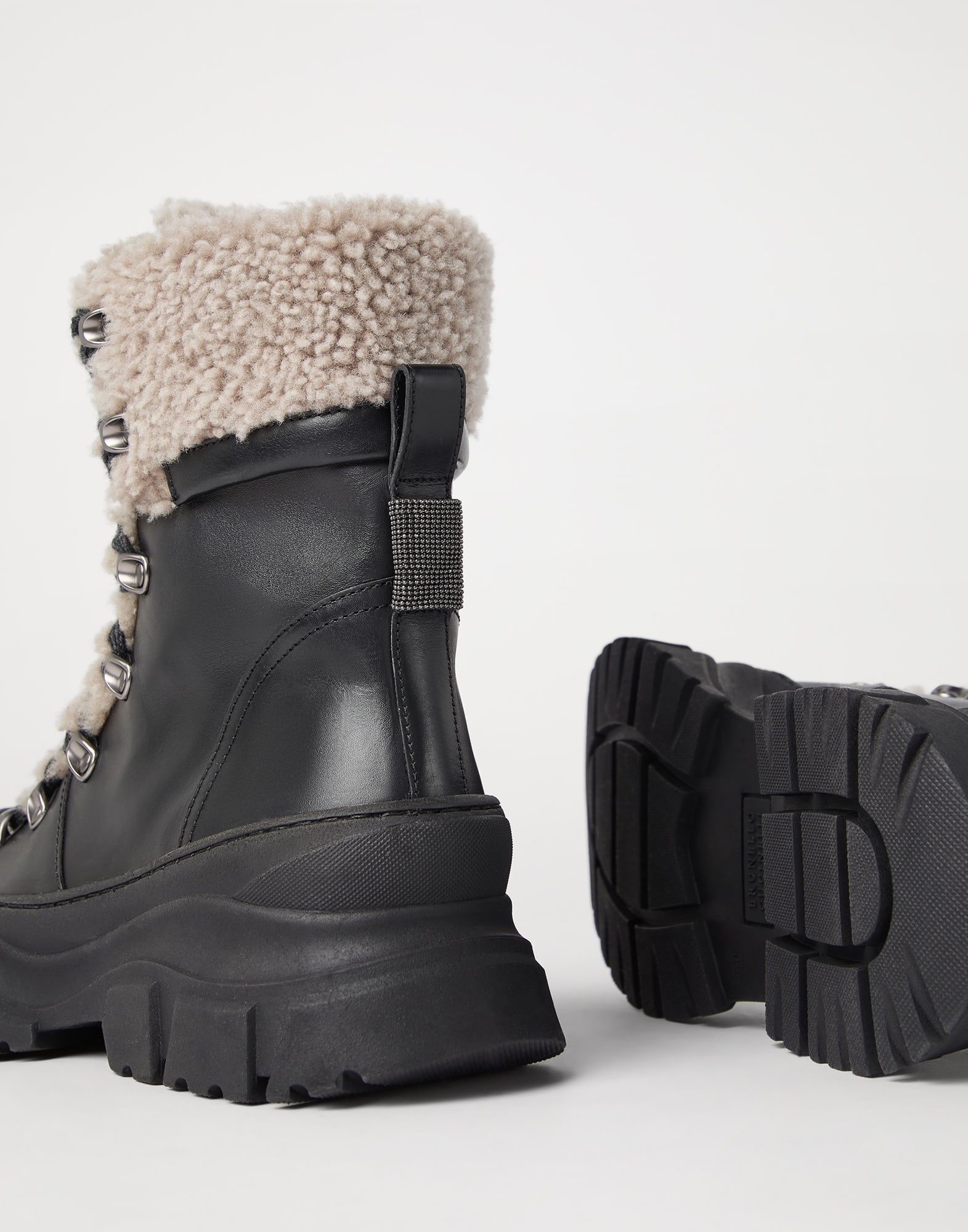 Mountain-style boot