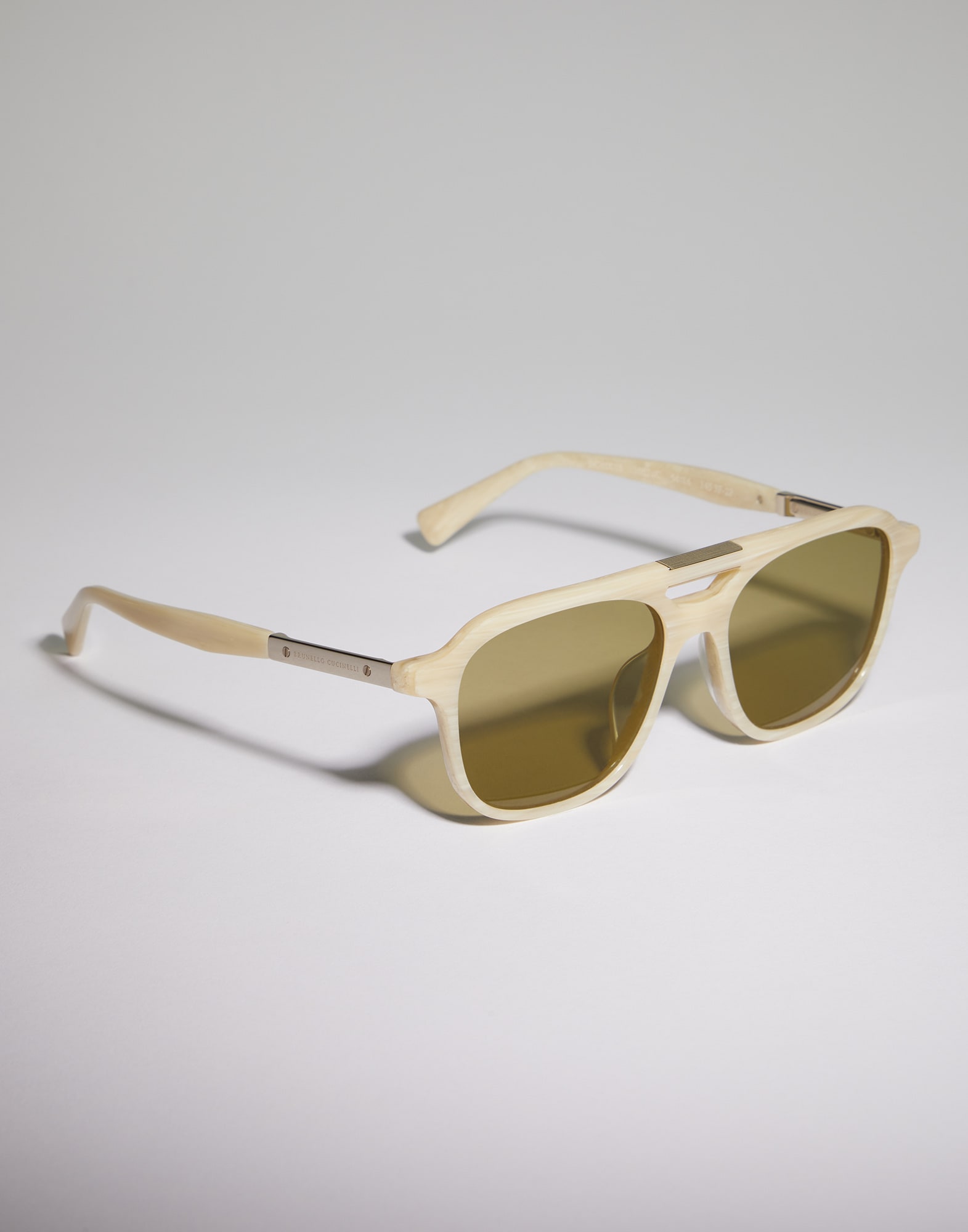 Sunglasses with photochromic lenses