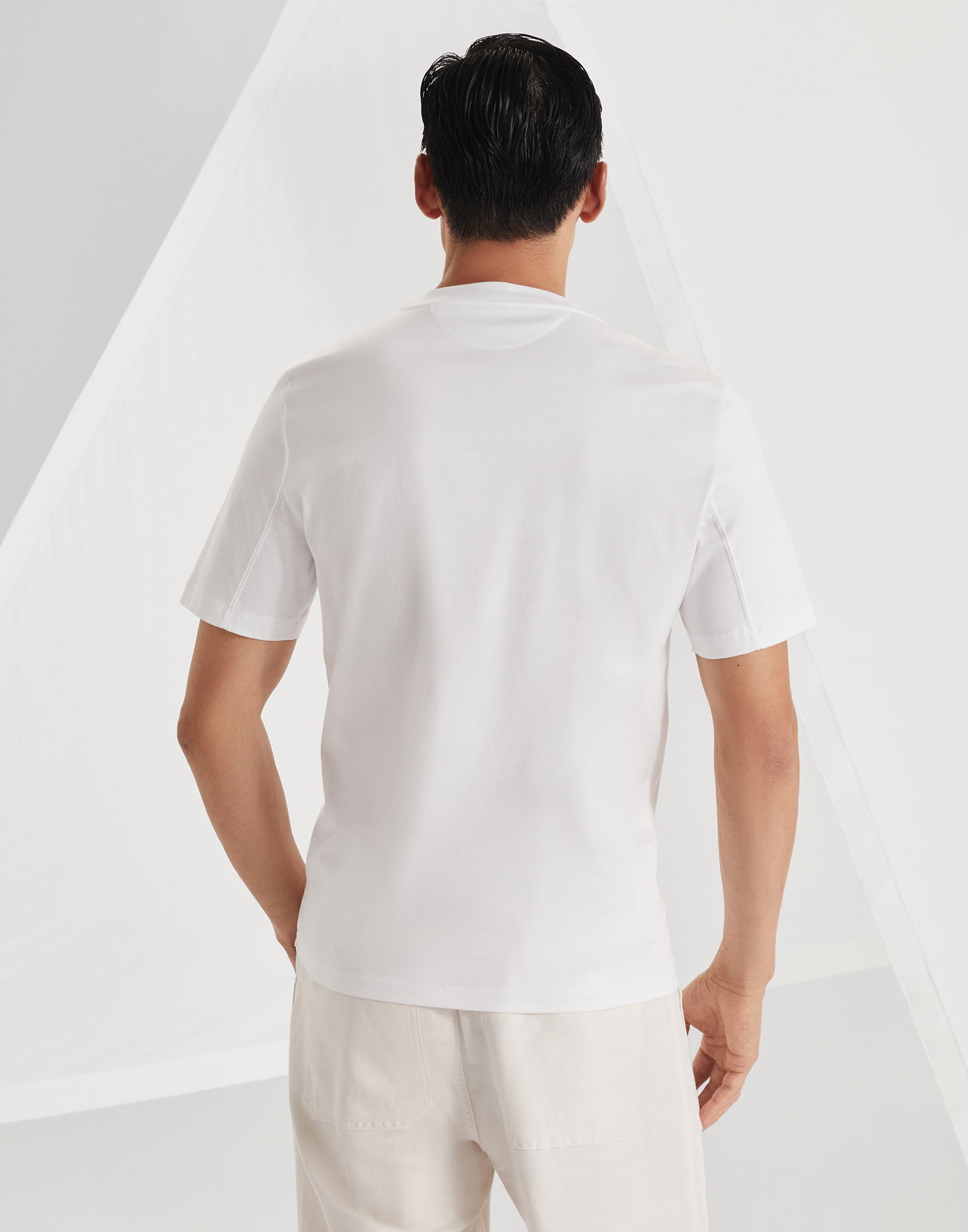 【BRUNELLO CUCINELLI】マルチストライプ コットン Tシャツ T-shirt with print for Man in White | Brunello Cucinelli