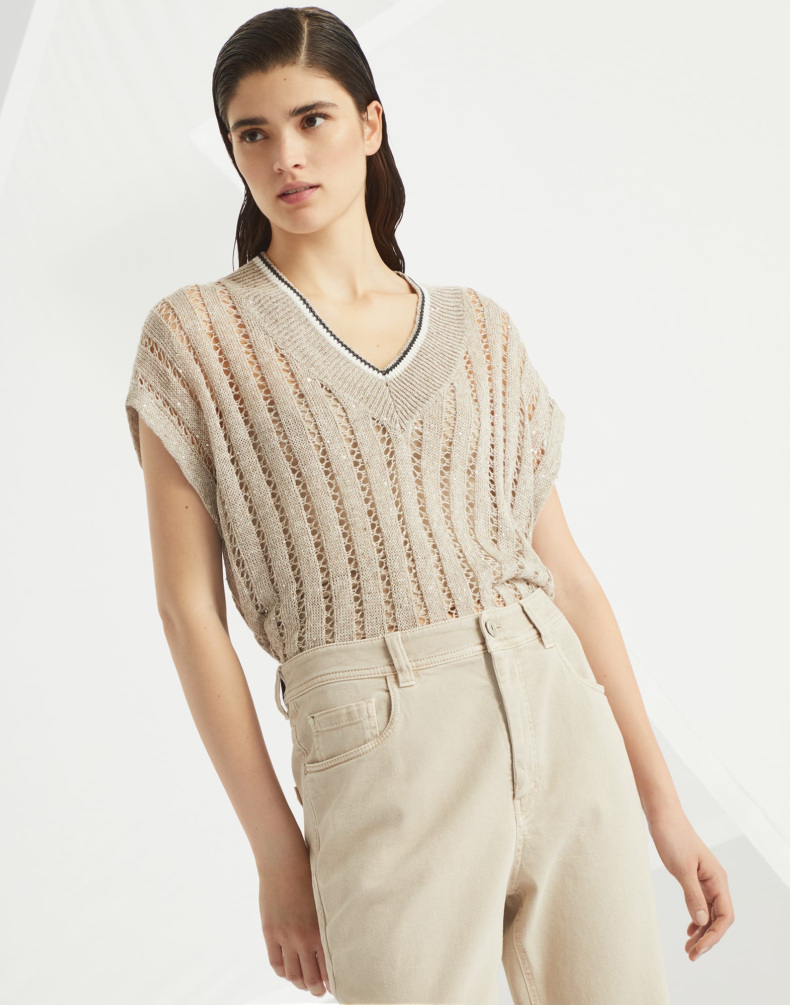 V-neck - Editorial view - View Full Screen