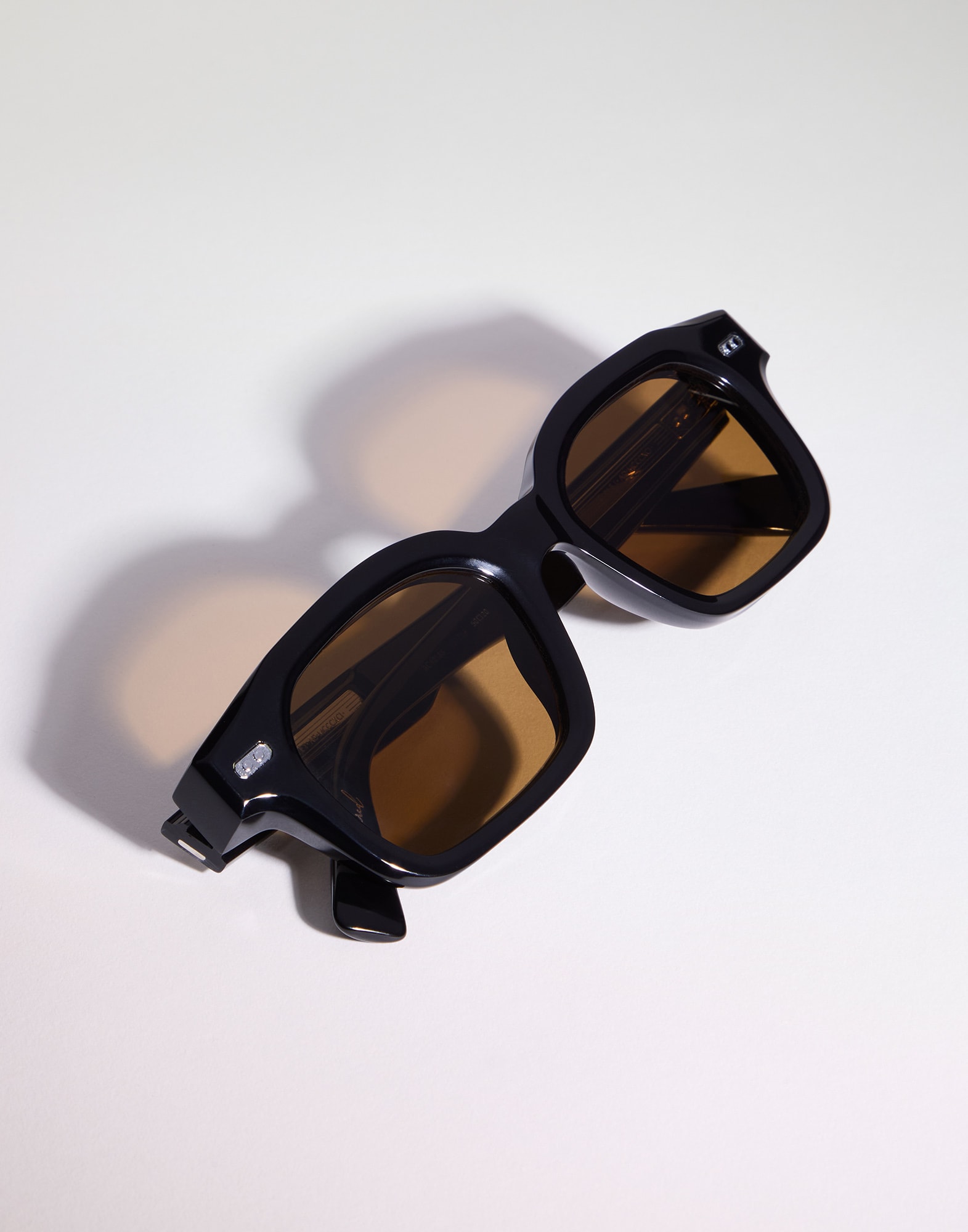 Acetate - Back view - View Full Screen