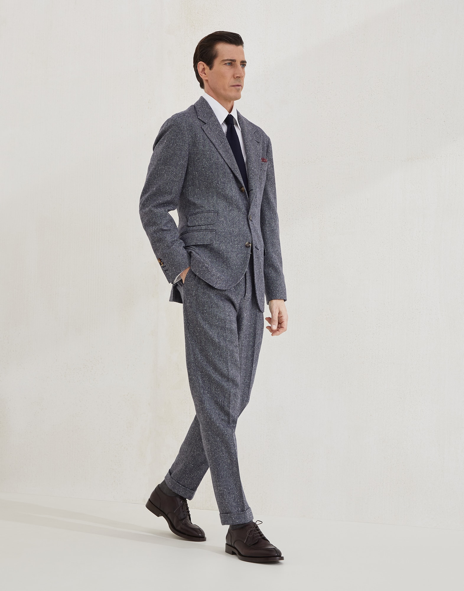 Suit - Full look - View Full Screen
