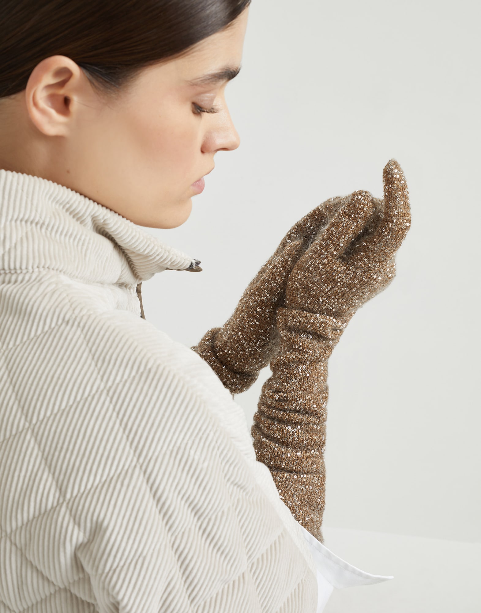 Dazzling knit gloves for Woman in Beige | Brunello Cucinelli Dazzling knit gloves for Woman in Beige | Brunello Cucinelli