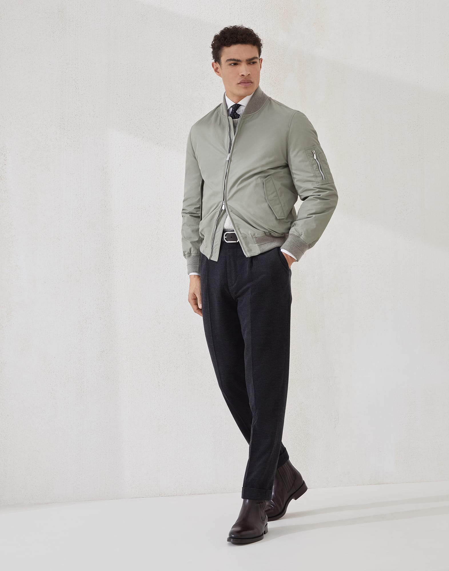 252MOUTFIT92 image number 0