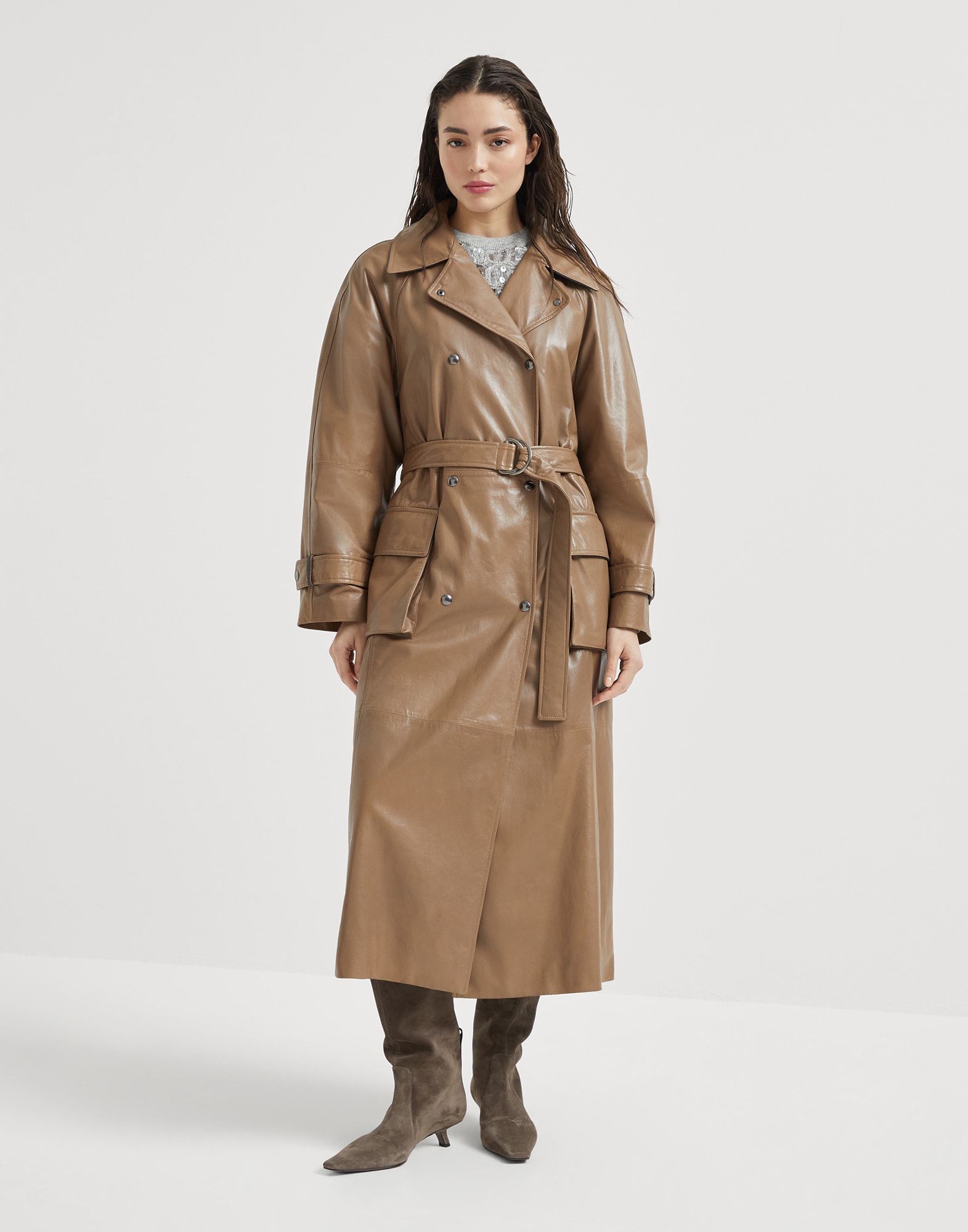 Trench in nappa lucida con monile