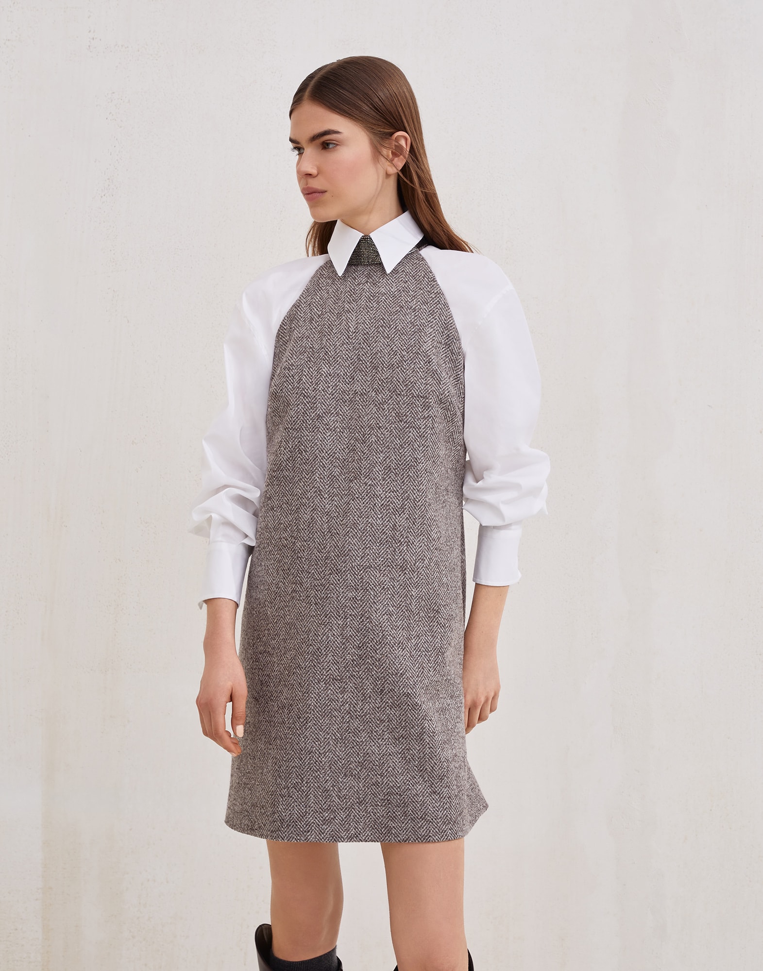 Abito in tweed con monile
