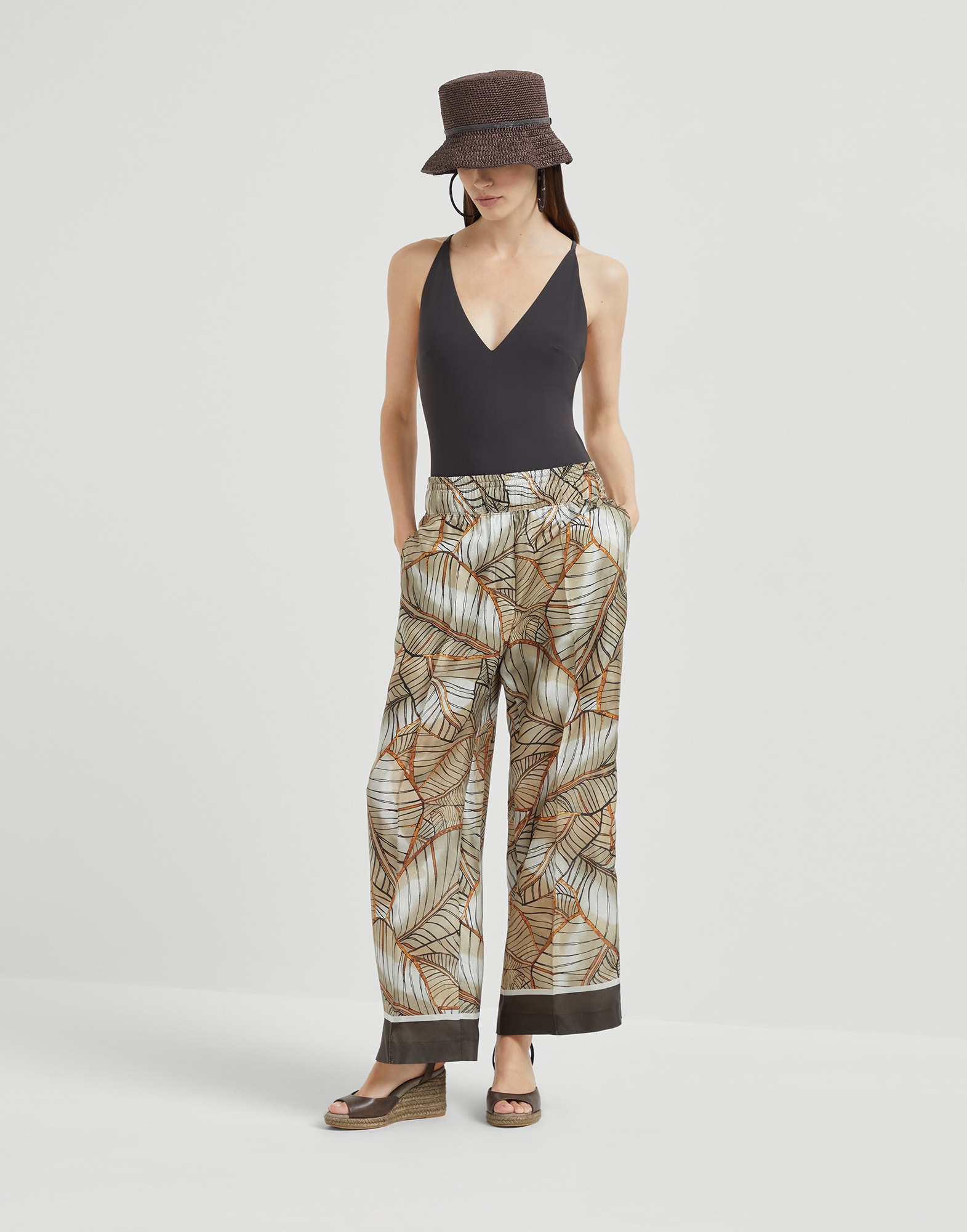 252WOUTFITCS148 image number 0