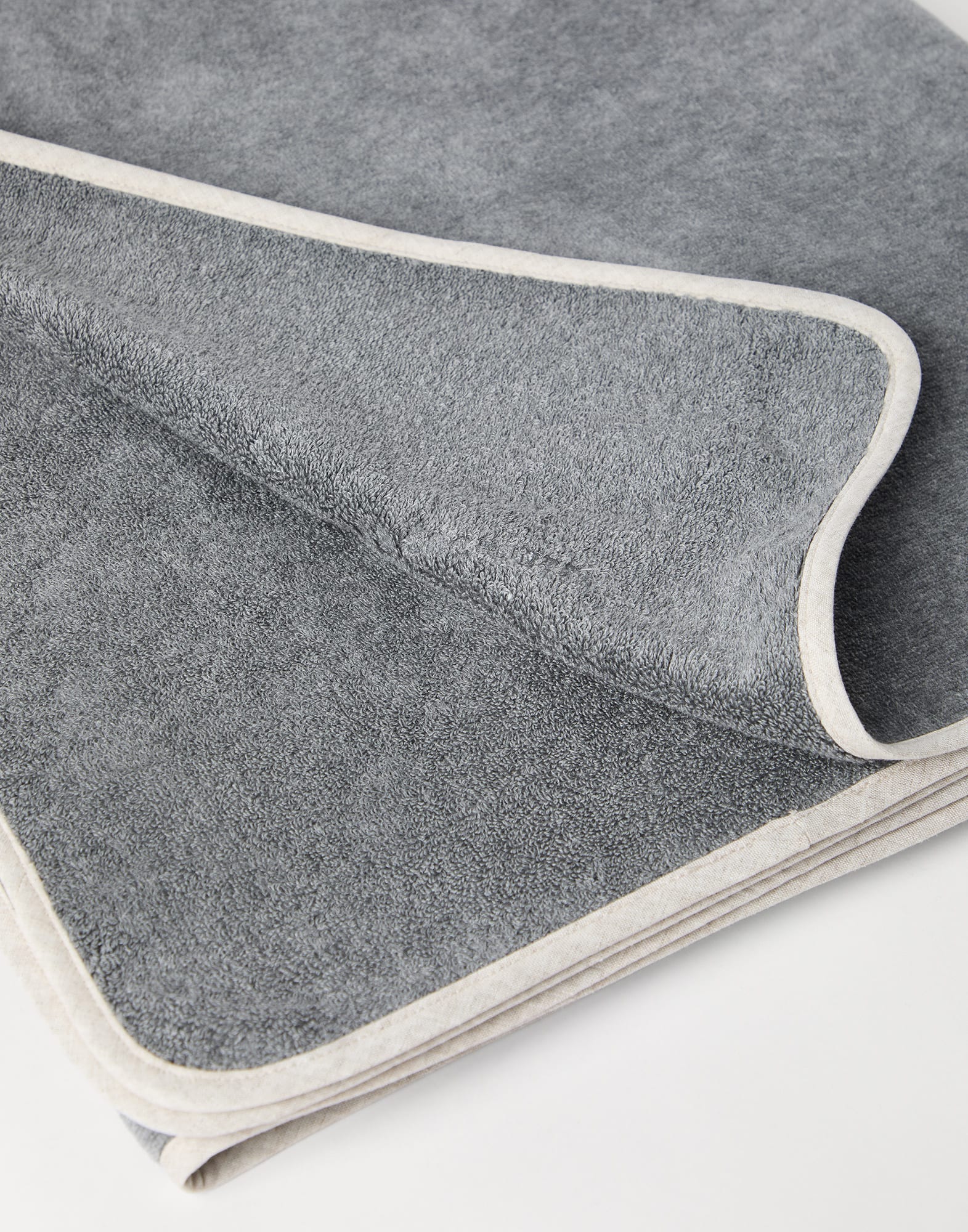 Terrycloth towel Medium Grey Lifestyle - Brunello Cucinelli
