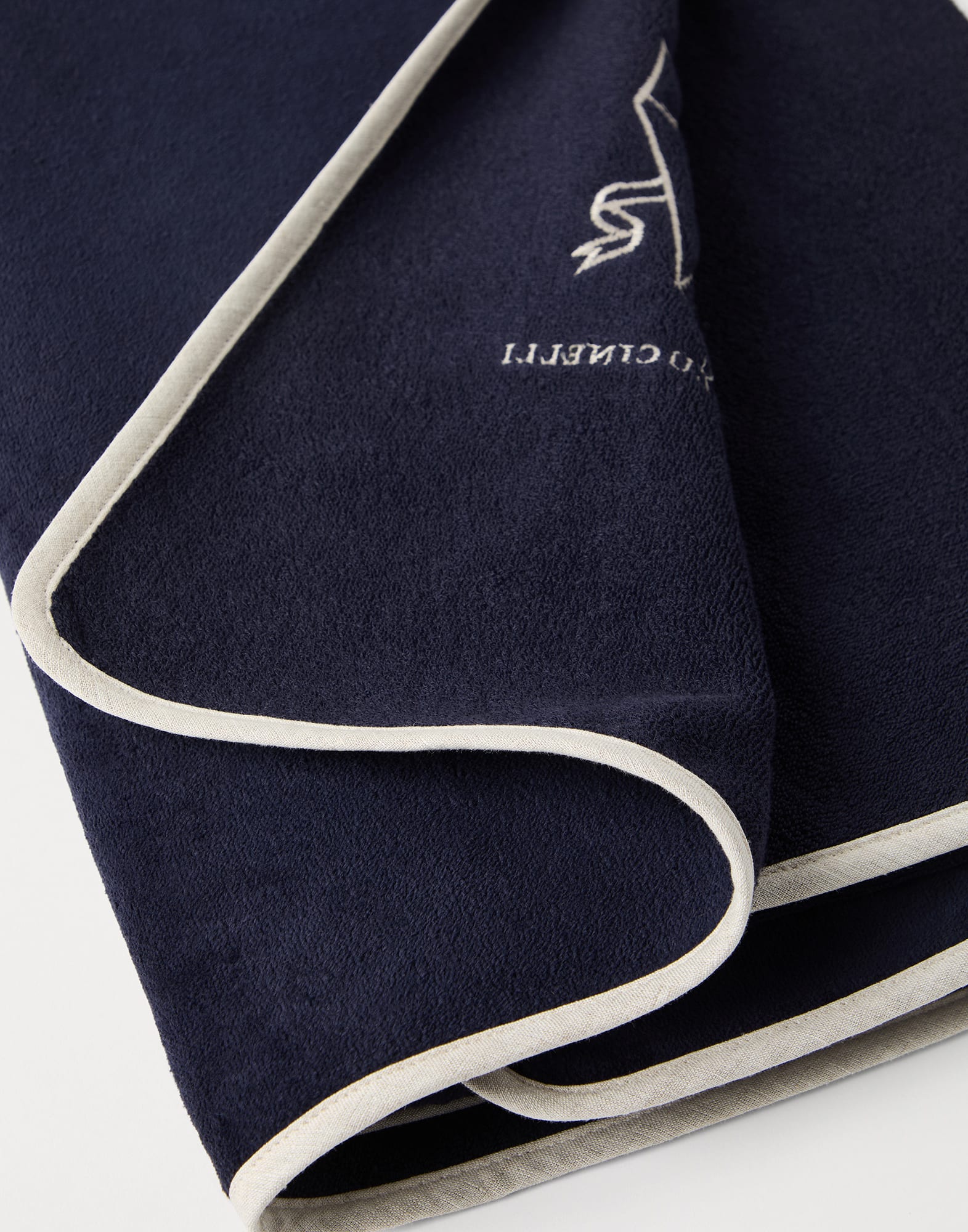 Terrycloth towel Navy Blue Lifestyle - Brunello Cucinelli