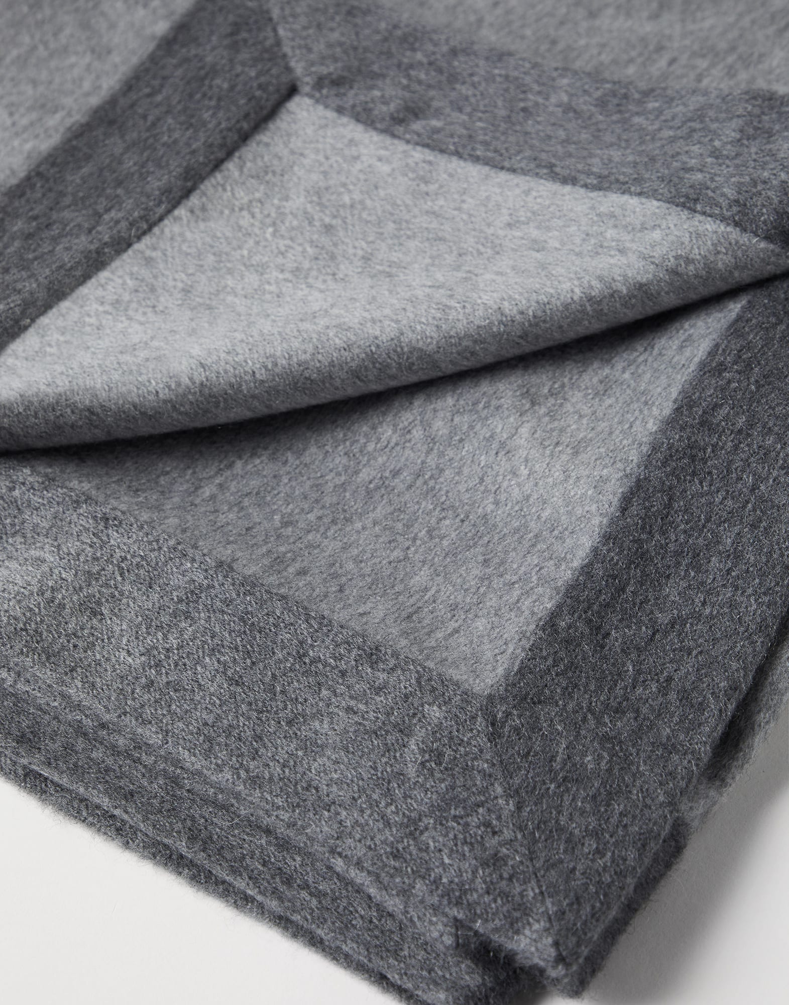 Cashmere Throw - Detail view - View Full Screen