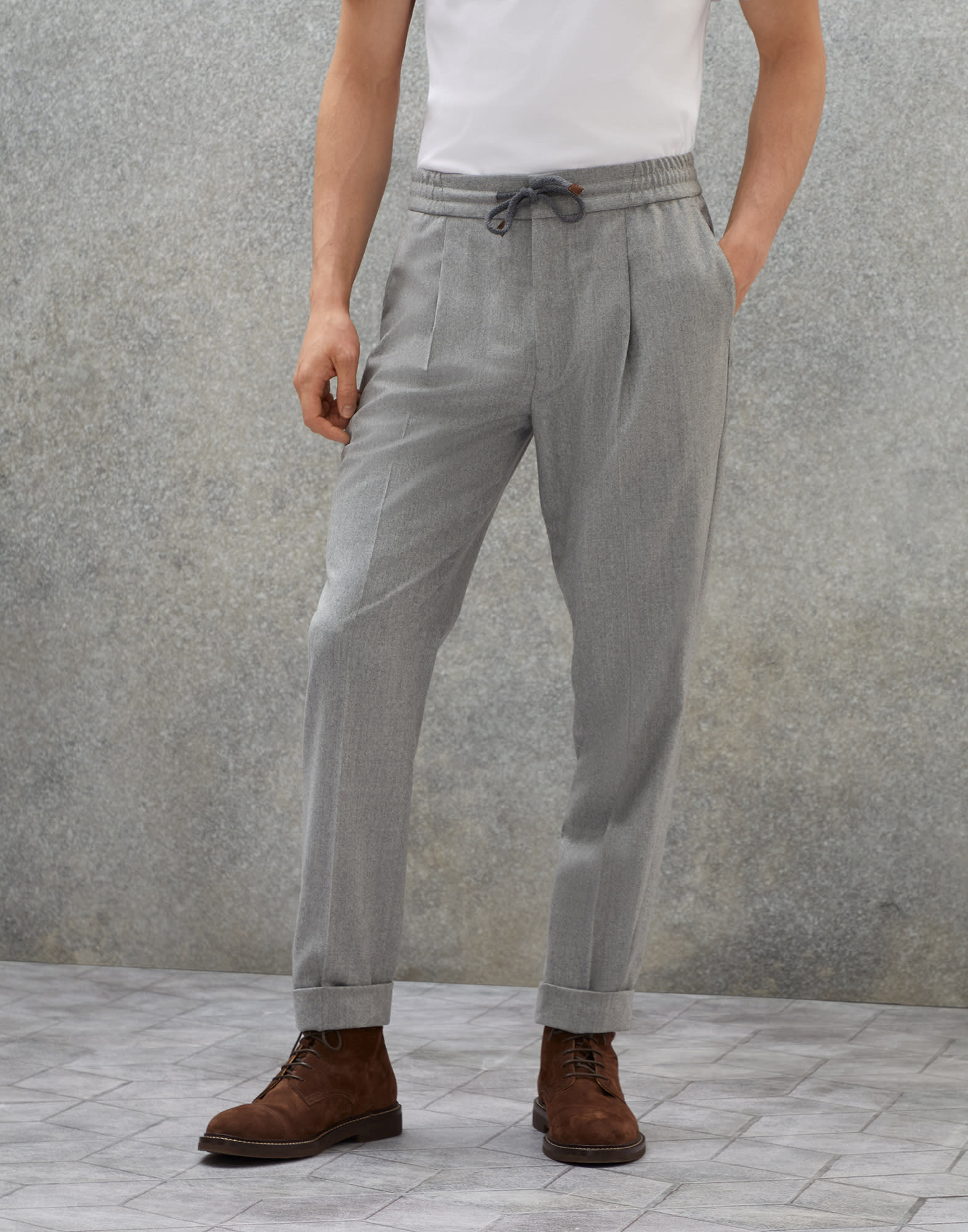 Leisure fit trousers with pleats Pearl Grey Man -
                        Brunello Cucinelli
                    