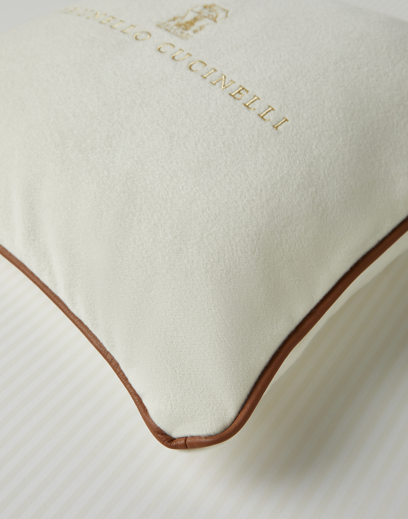 Cashmere "Winter in White" cushion Panama Lifestyle - Brunello Cucinelli