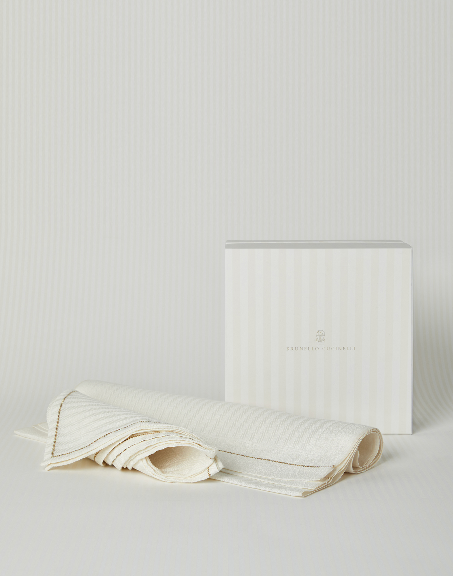 "Winter in White" runner and napkin Ecru Lifestyle - Brunello Cucinelli