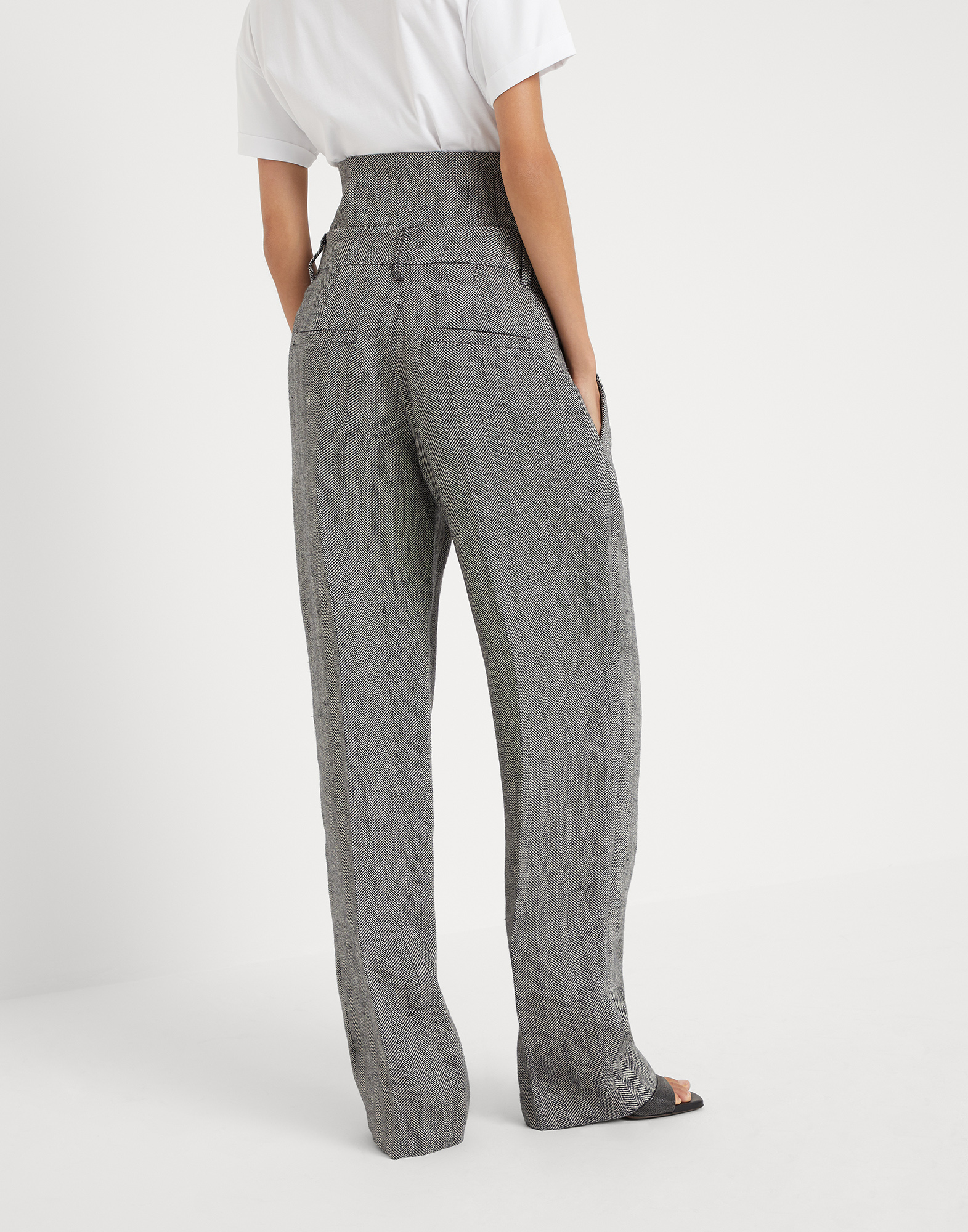 Irish linen trousers (241MH568P8529) for Woman | Brunello Cucinelli